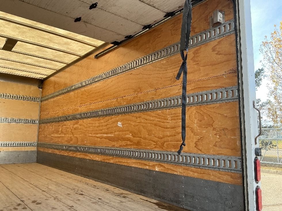 Medium Duty Box Truck-Light and Medium Duty Trucks-Hino-2019-195-Edmonton-AB-114,433\n\t\tkm-$ 63,000 - Image 12