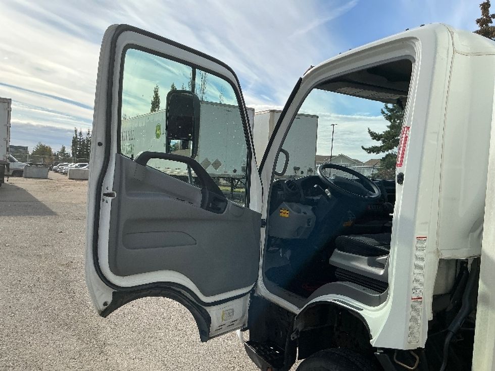 Medium Duty Box Truck-Light and Medium Duty Trucks-Hino-2019-195-Edmonton-AB-114,433\n\t\tkm-$ 63,000 - Image 16