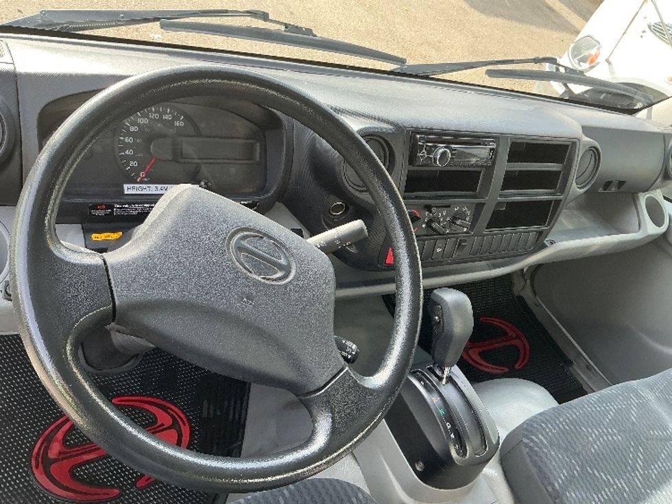 Medium Duty Box Truck-Light and Medium Duty Trucks-Hino-2019-195-Edmonton-AB-114,433\n\t\tkm-$ 63,000 - Image 18