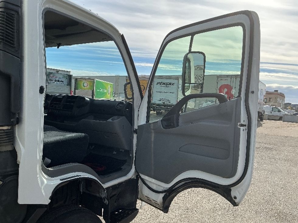 Medium Duty Box Truck-Light and Medium Duty Trucks-Hino-2019-195-Edmonton-AB-114,433\n\t\tkm-$ 63,000 - Image 20
