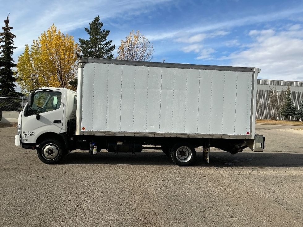 Medium Duty Box Truck-Light and Medium Duty Trucks-Hino-2019-195-Edmonton-AB-114,433\n\t\tkm-$ 63,000 - Image 4