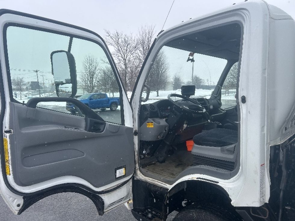 Medium Duty Box Truck-Light and Medium Duty Trucks-Hino-2019-195-Fredonia-NY-116,060\n\t\tmiles-$ 37,500 - Image 16