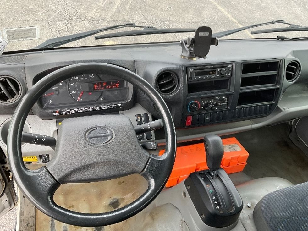 Medium Duty Box Truck-Light and Medium Duty Trucks-Hino-2019-195-Fredonia-NY-123,443\n\t\tmiles-$ 36,750 - Image 18