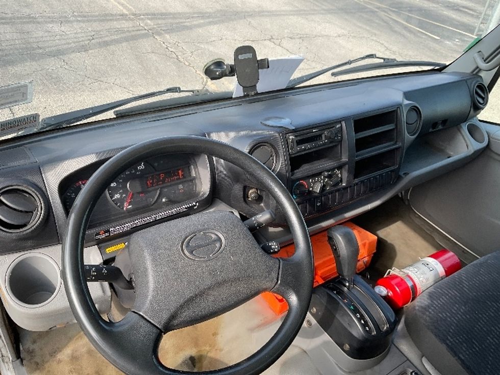 Medium Duty Box Truck-Light and Medium Duty Trucks-Hino-2019-195-Fredonia-NY-123,743\n\t\tmiles-$ 36,750 - Image 17