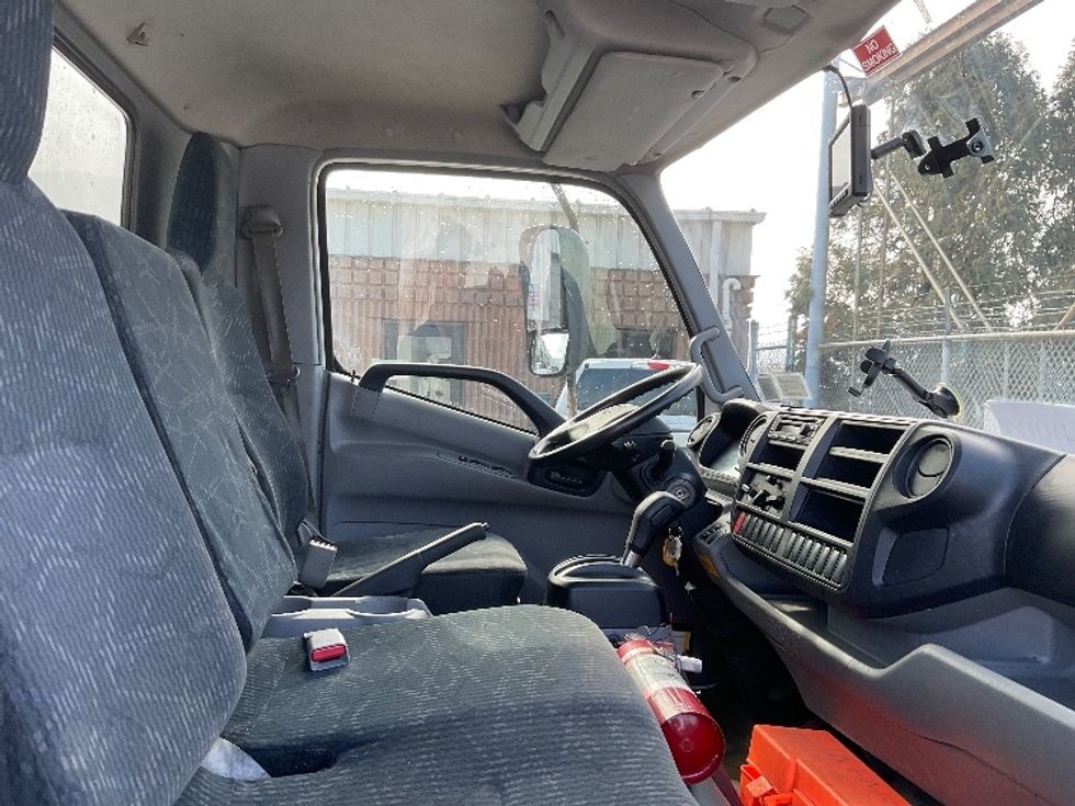 Medium Duty Box Truck-Light and Medium Duty Trucks-Hino-2019-195-Fredonia-NY-123,743\n\t\tmiles-$ 36,750 - Image 22