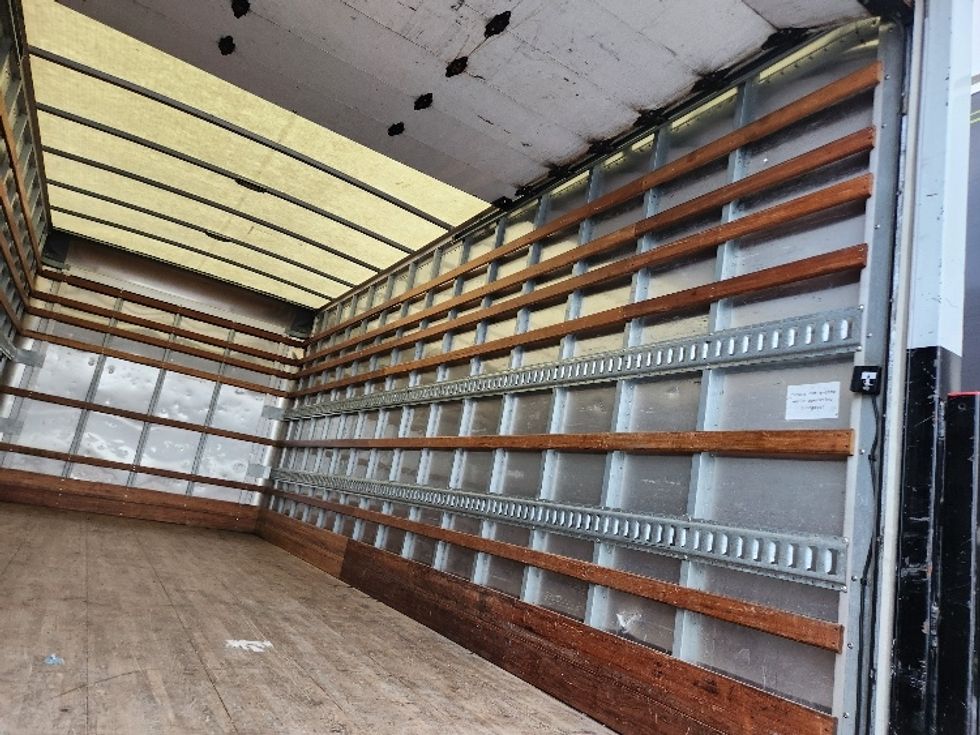 Medium Duty Box Truck-Light and Medium Duty Trucks-Hino-2019-195-Kent-WA-101,310\n\t\tmiles-$ 43,500 - Image 12