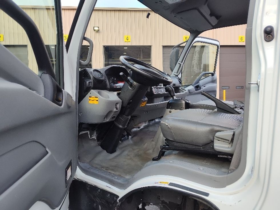 Medium Duty Box Truck-Light and Medium Duty Trucks-Hino-2019-195-Kent-WA-101,310\n\t\tmiles-$ 43,500 - Image 16