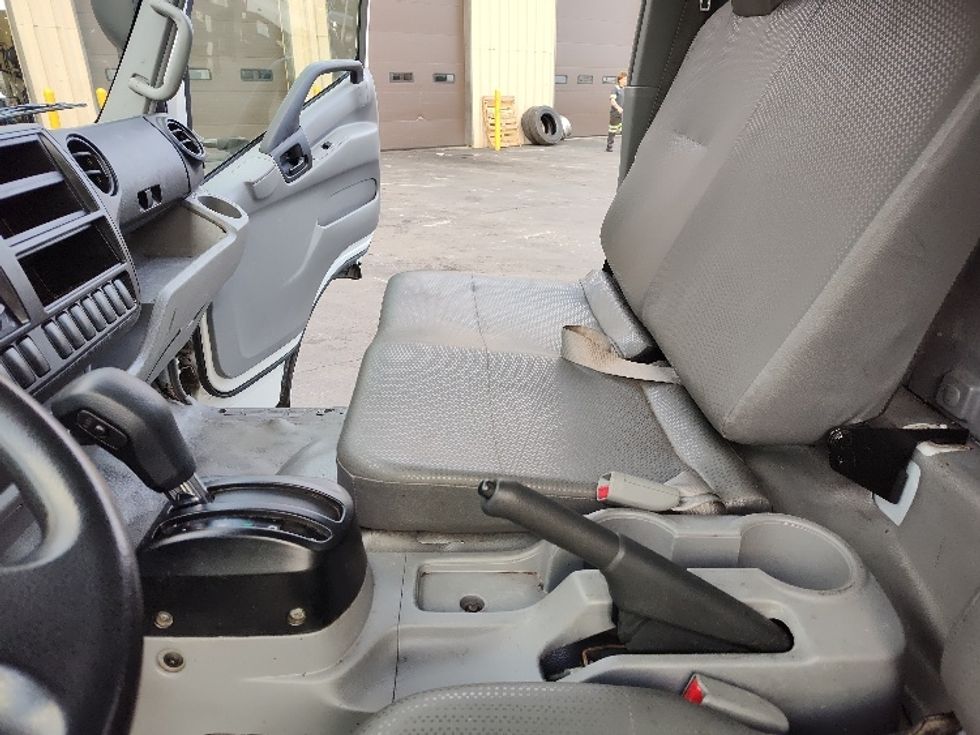 Medium Duty Box Truck-Light and Medium Duty Trucks-Hino-2019-195-Kent-WA-101,310\n\t\tmiles-$ 43,500 - Image 19