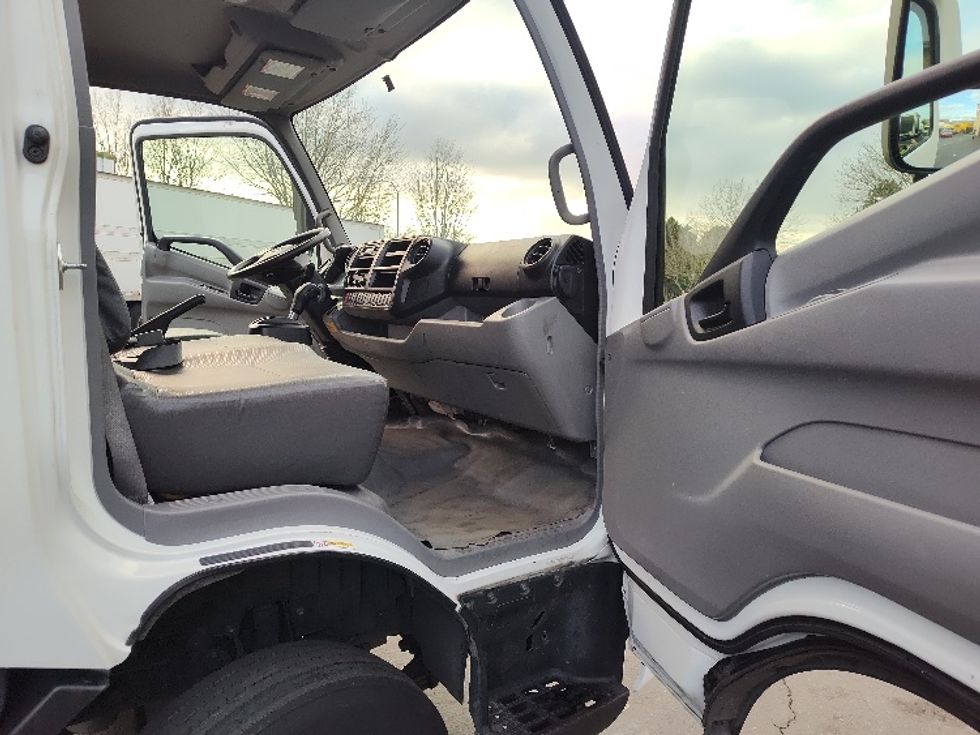 Medium Duty Box Truck-Light and Medium Duty Trucks-Hino-2019-195-Kent-WA-101,310\n\t\tmiles-$ 43,500 - Image 20