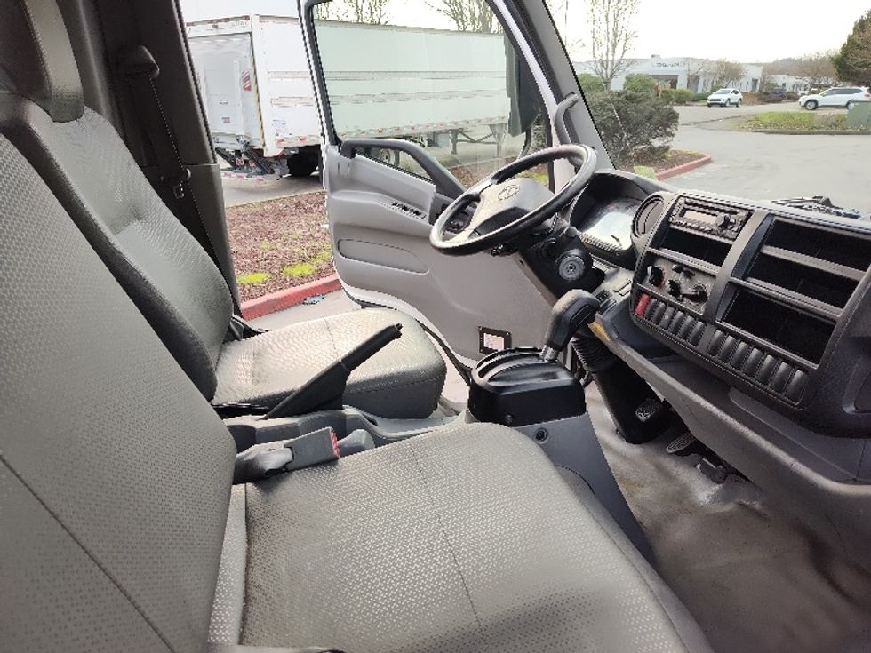 Medium Duty Box Truck-Light and Medium Duty Trucks-Hino-2019-195-Kent-WA-101,310\n\t\tmiles-$ 43,500 - Image 22