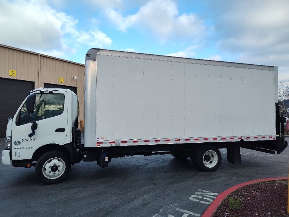 Medium Duty Box Truck-Light and Medium Duty Trucks-Hino-2019-195-Kent-WA-101,310\n\t\tmiles-$ 43,500 - Image 4