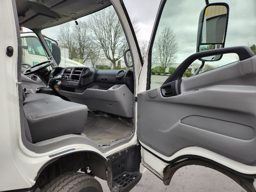 Medium Duty Box Truck-Light and Medium Duty Trucks-Hino-2019-195-Kent-WA-85,849\n\t\tmiles-$ 44,750 - Image 20