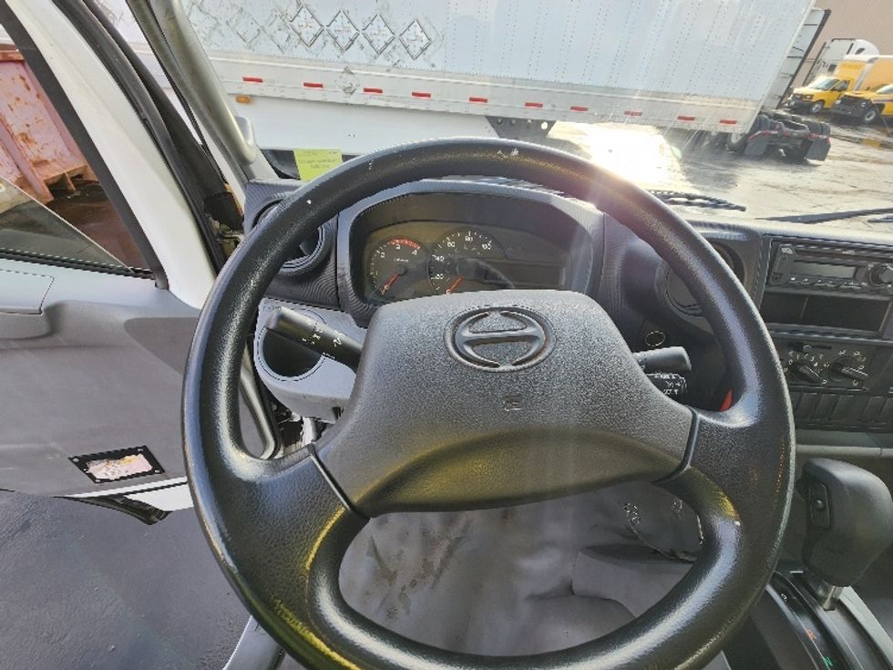 Medium Duty Box Truck-Light and Medium Duty Trucks-Hino-2019-195-Kent-WA-86,871\n\t\tmiles-$ 44,750 - Image 18