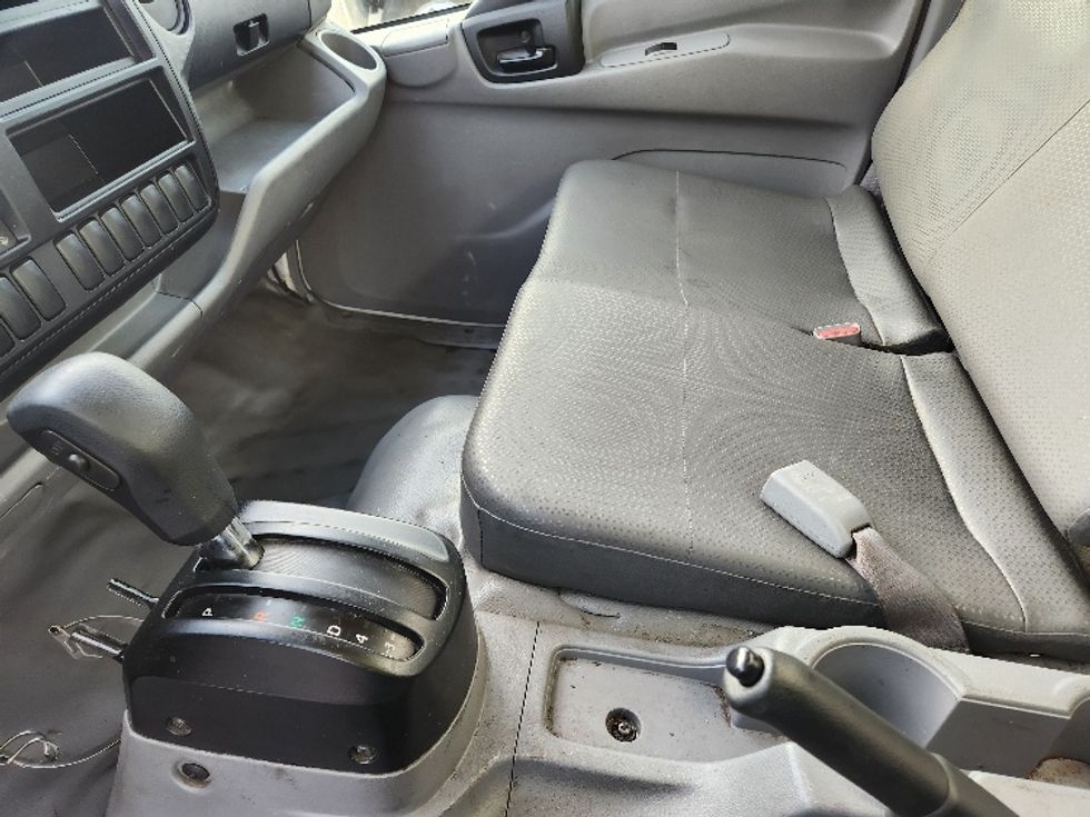 Medium Duty Box Truck-Light and Medium Duty Trucks-Hino-2019-195-Kent-WA-86,871\n\t\tmiles-$ 44,750 - Image 19