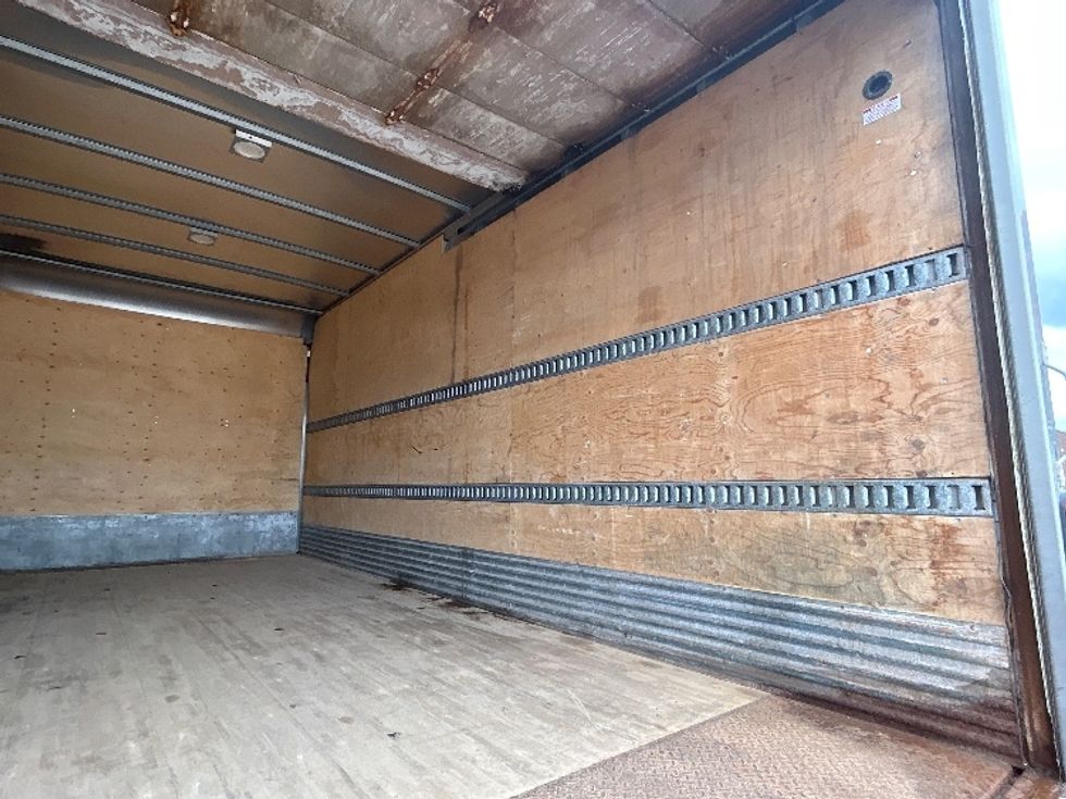 Medium Duty Box Truck-Light and Medium Duty Trucks-Hino-2019-195-London-ON-208,171\n\t\tkm-$ 52,750 - Image 12