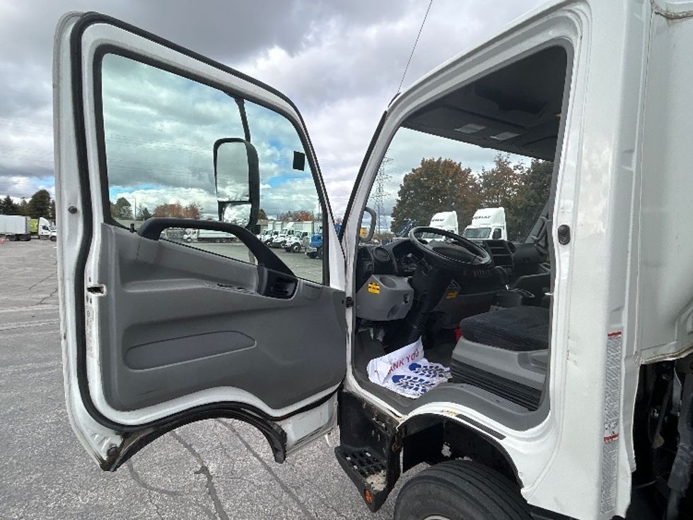 Medium Duty Box Truck-Light and Medium Duty Trucks-Hino-2019-195-London-ON-208,171\n\t\tkm-$ 52,750 - Image 16