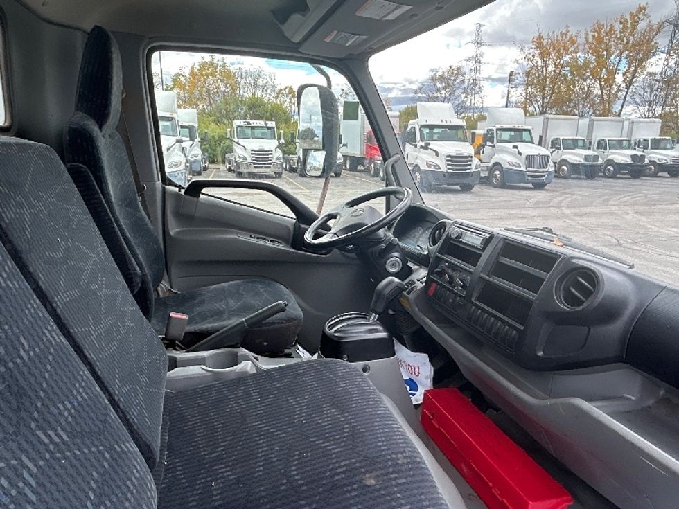 Medium Duty Box Truck-Light and Medium Duty Trucks-Hino-2019-195-London-ON-208,171\n\t\tkm-$ 52,750 - Image 22