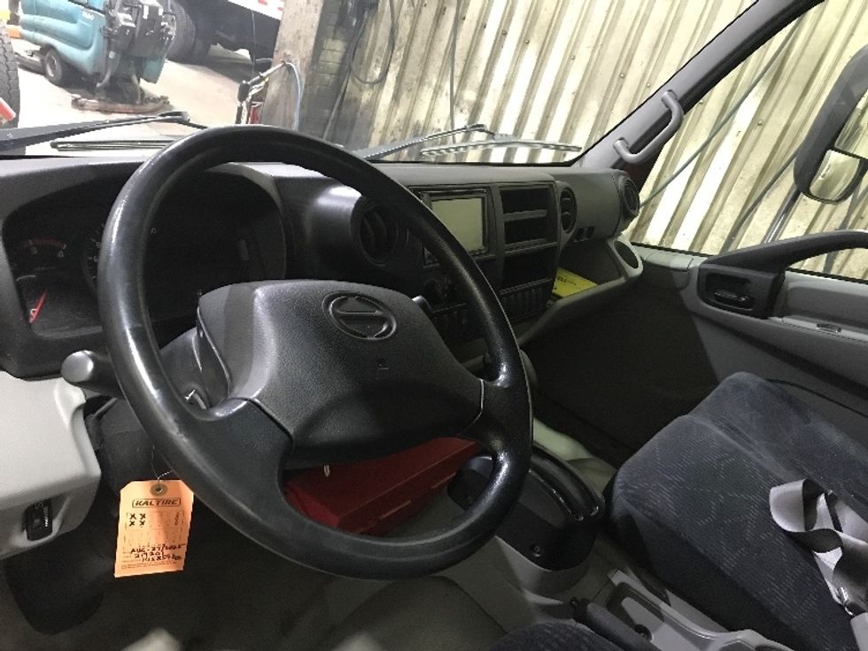 Medium Duty Box Truck-Light and Medium Duty Trucks-Hino-2019-195-Mississauga-ON-147,562\n\t\tkm-$ 58,250 - Image 17