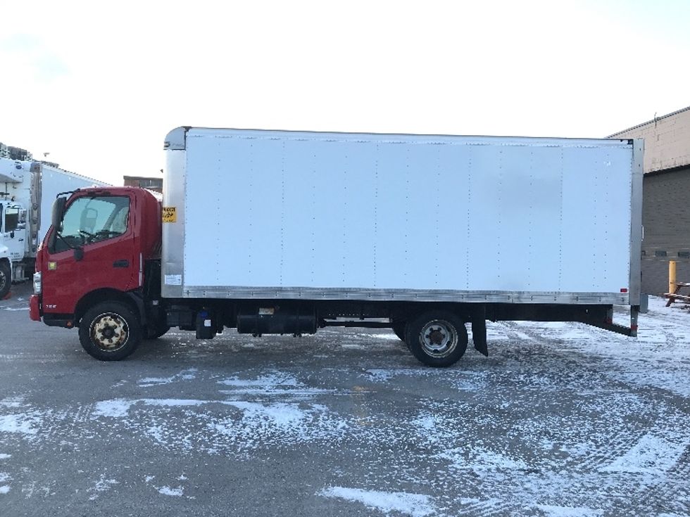 Medium Duty Box Truck-Light and Medium Duty Trucks-Hino-2019-195-Mississauga-ON-147,562\n\t\tkm-$ 58,250 - Image 4