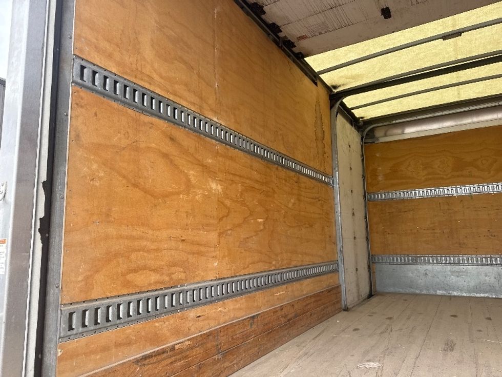 Medium Duty Box Truck-Light and Medium Duty Trucks-Hino-2019-195-Omaha-NE-96,682\n\t\tmiles-$ 38,000 - Image 11