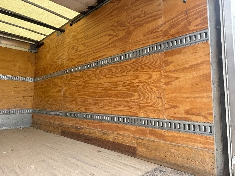 Medium Duty Box Truck-Light and Medium Duty Trucks-Hino-2019-195-Omaha-NE-96,682\n\t\tmiles-$ 38,000 - Image 12