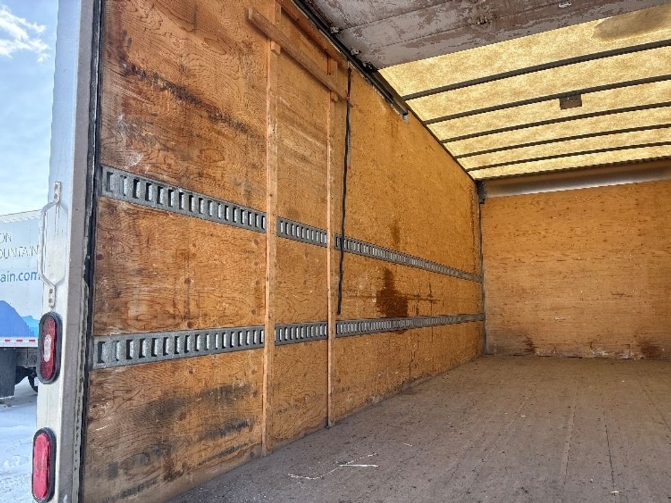 Medium Duty Box Truck-Light and Medium Duty Trucks-Hino-2019-195-Ottawa-ON-122,448\n\t\tkm-$ 62,750 - Image 11