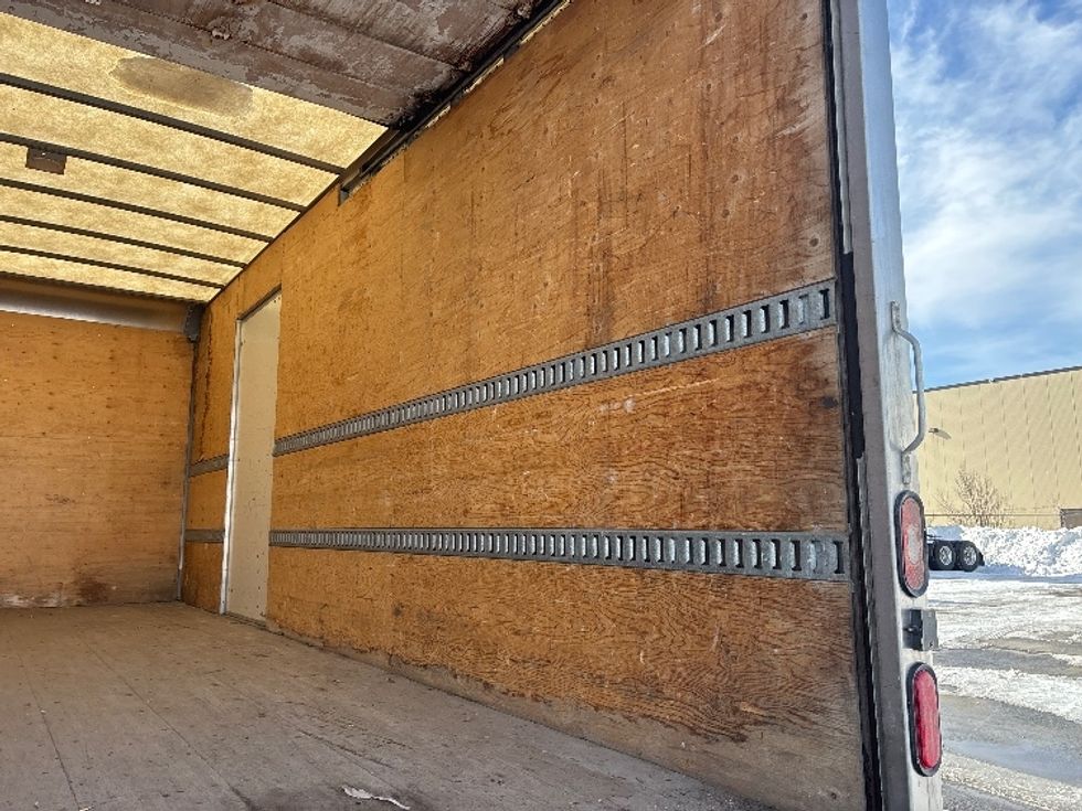 Medium Duty Box Truck-Light and Medium Duty Trucks-Hino-2019-195-Ottawa-ON-122,448\n\t\tkm-$ 62,750 - Image 12