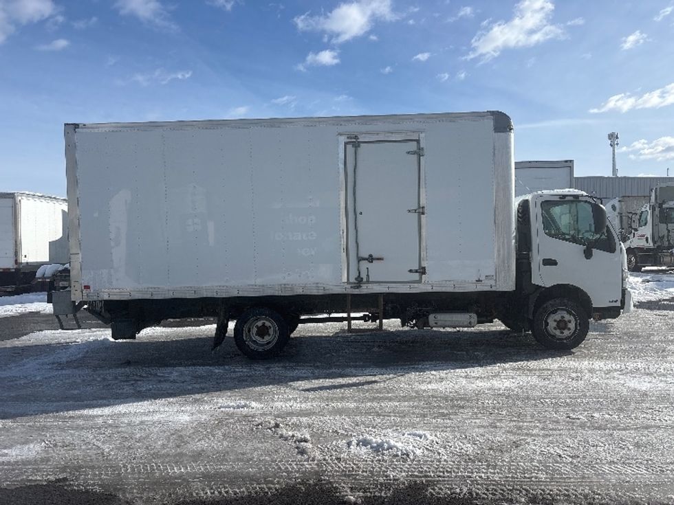 Medium Duty Box Truck-Light and Medium Duty Trucks-Hino-2019-195-Ottawa-ON-122,448\n\t\tkm-$ 62,750 - Image 15