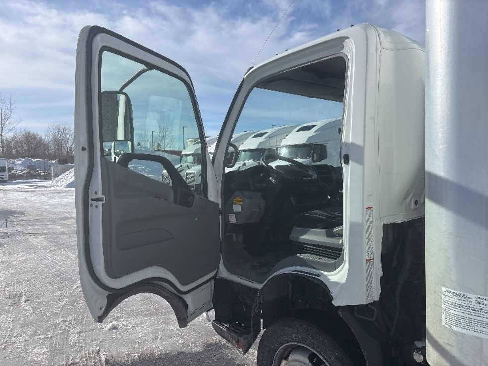 Medium Duty Box Truck-Light and Medium Duty Trucks-Hino-2019-195-Ottawa-ON-122,448\n\t\tkm-$ 62,750 - Image 16