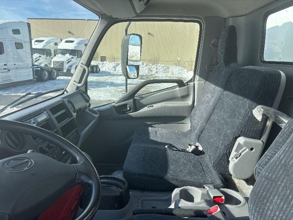 Medium Duty Box Truck-Light and Medium Duty Trucks-Hino-2019-195-Ottawa-ON-122,448\n\t\tkm-$ 62,750 - Image 19