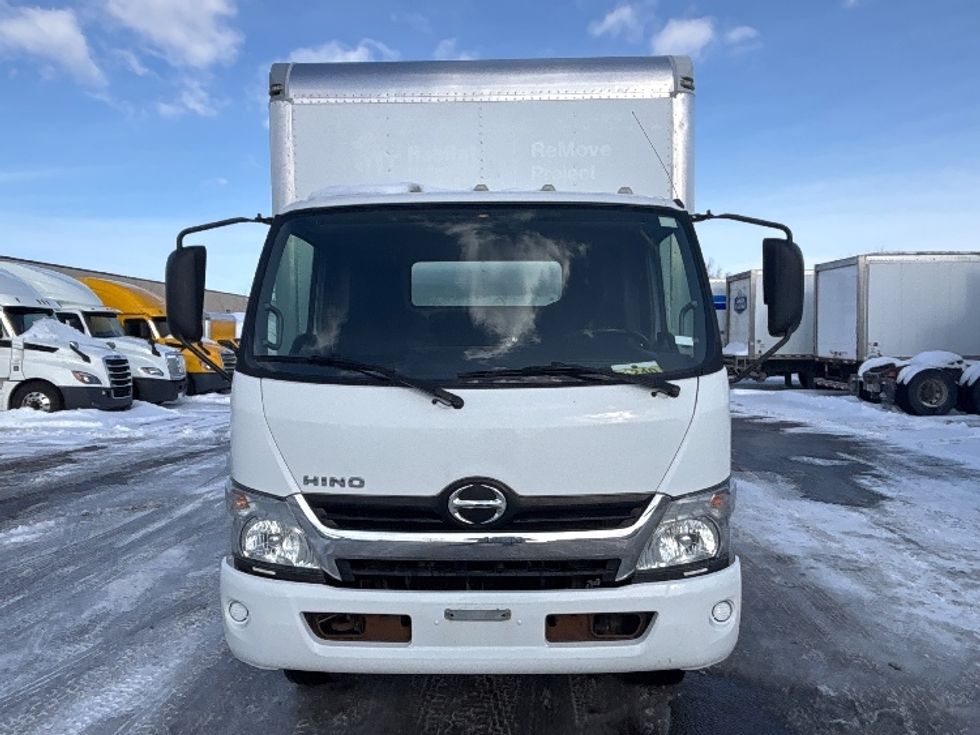 Medium Duty Box Truck-Light and Medium Duty Trucks-Hino-2019-195-Ottawa-ON-122,448\n\t\tkm-$ 62,750 - Image 2