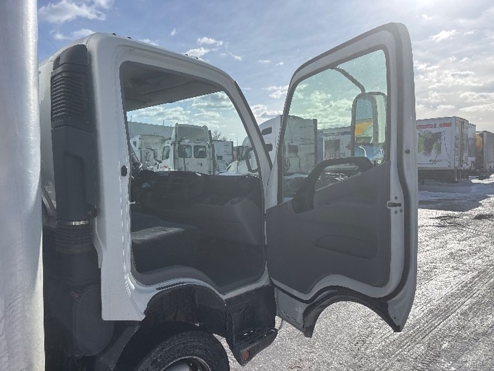 Medium Duty Box Truck-Light and Medium Duty Trucks-Hino-2019-195-Ottawa-ON-122,448\n\t\tkm-$ 62,750 - Image 20