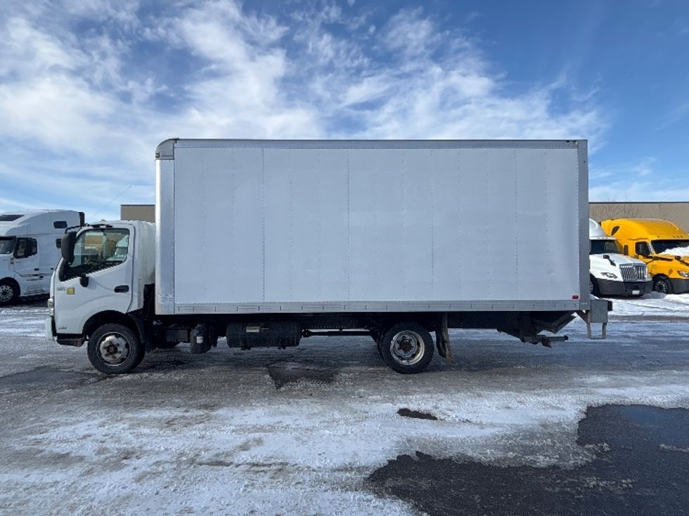 Medium Duty Box Truck-Light and Medium Duty Trucks-Hino-2019-195-Ottawa-ON-122,448\n\t\tkm-$ 62,750 - Image 4