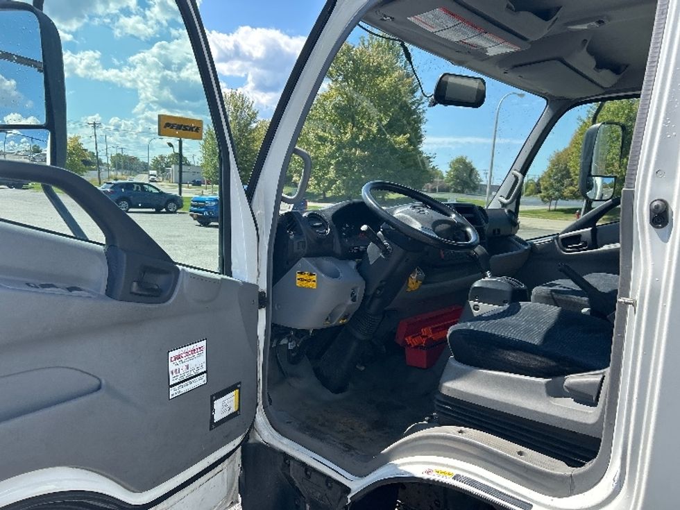 Medium Duty Box Truck-Light and Medium Duty Trucks-Hino-2019-195-Rochester-NY-147,820\n\t\tmiles-$ 33,500 - Image 16