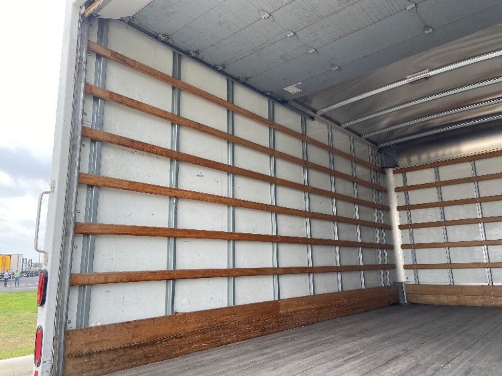 Medium Duty Box Truck-Light and Medium Duty Trucks-Hino-2019-195-San Antonio-TX-149,000\n\t\tmiles-$ 41,750 - Image 11