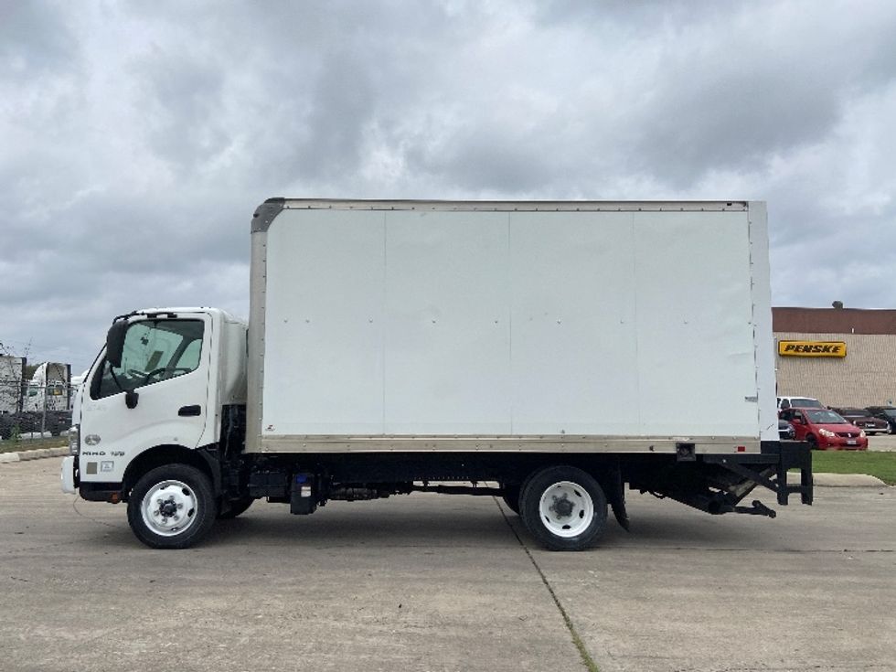 Medium Duty Box Truck-Light and Medium Duty Trucks-Hino-2019-195-San Antonio-TX-149,000\n\t\tmiles-$ 41,750 - Image 4