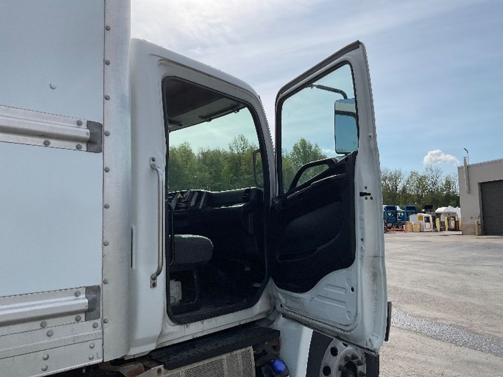 Medium Duty Box Truck-Light and Medium Duty Trucks-Hino-2019-268-Akron-OH-166,576\n\t\tmiles-$ 49,750 - Image 19