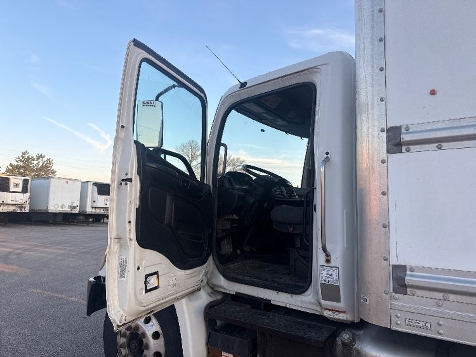 Medium Duty Box Truck-Light and Medium Duty Trucks-Hino-2019-268-Akron-OH-166,608\n\t\tmiles-$ 53,750 - Image 17