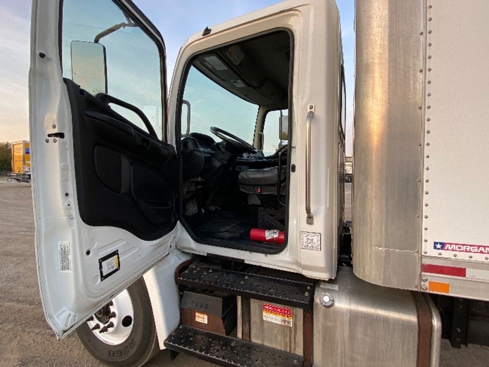 Medium Duty Box Truck-Light and Medium Duty Trucks-Hino-2019-268-Apopka-FL-254,826\n\t\tmiles-$ 37,000 - Image 16