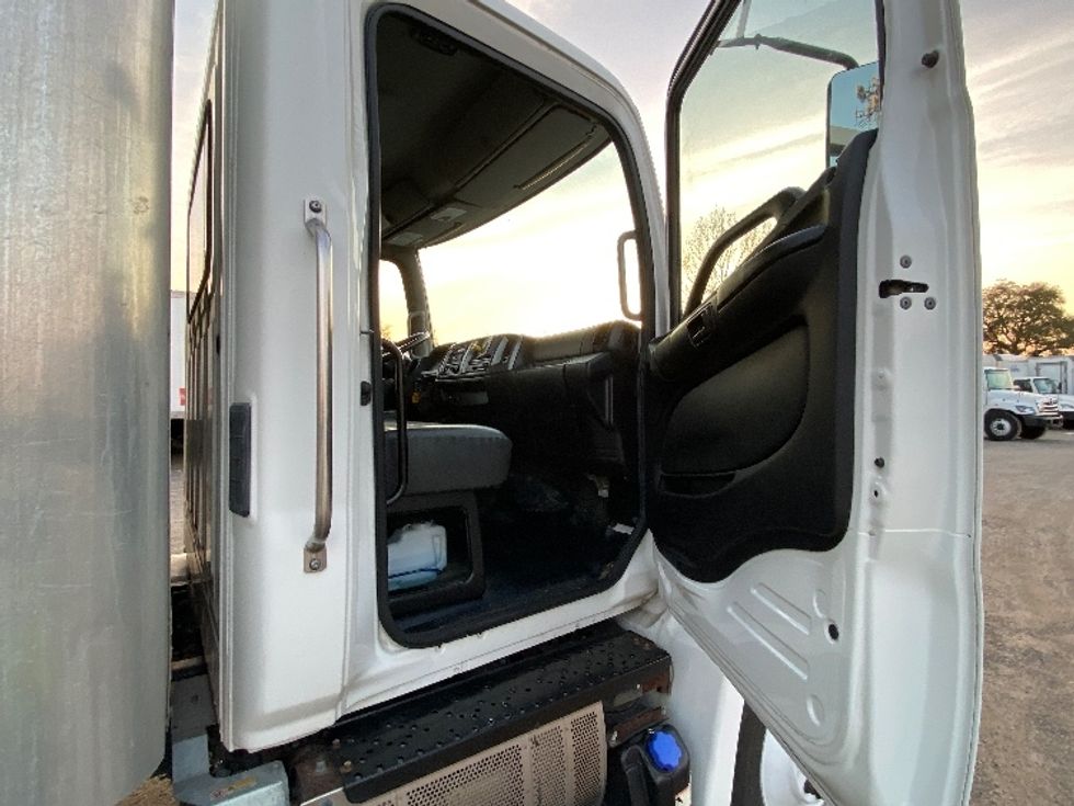 Medium Duty Box Truck-Light and Medium Duty Trucks-Hino-2019-268-Apopka-FL-254,826\n\t\tmiles-$ 37,000 - Image 20