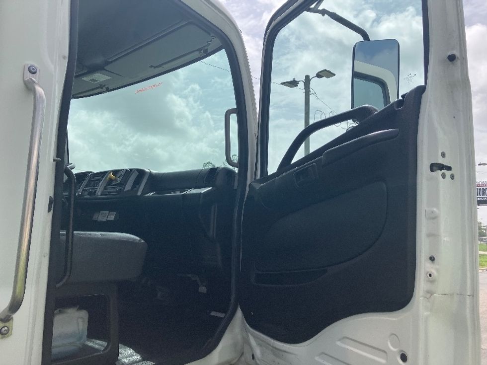 Medium Duty Box Truck-Light and Medium Duty Trucks-Hino-2019-268-Apopka-FL-76,926\n\t\tmiles-$ 63,500 - Image 20