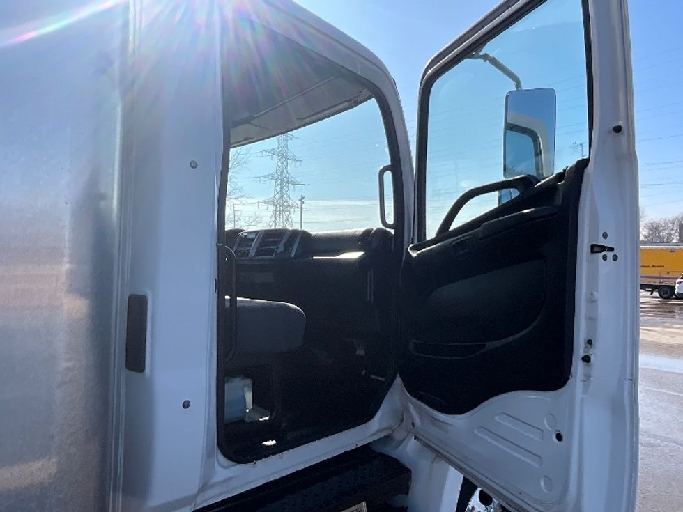 Medium Duty Box Truck-Light and Medium Duty Trucks-Hino-2019-268-Cambridge-ON-56,303\n\t\tkm-$ 80,000 - Image 19
