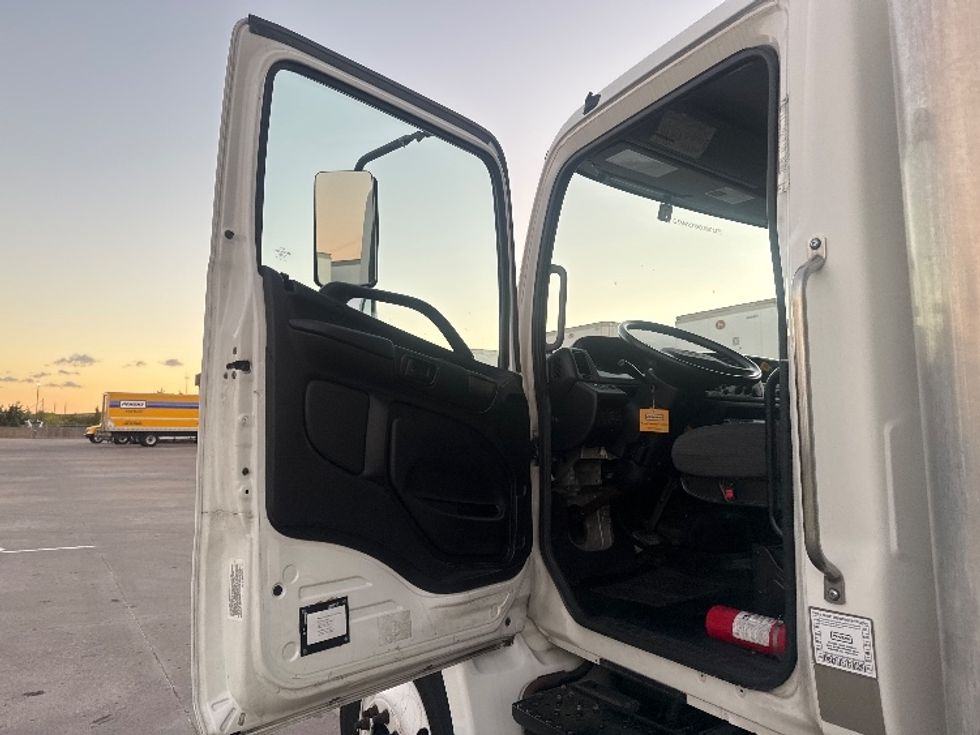 Medium Duty Box Truck-Light and Medium Duty Trucks-Hino-2019-268-Carrollton-TX-154,496\n\t\tmiles-$ 54,500 - Image 16