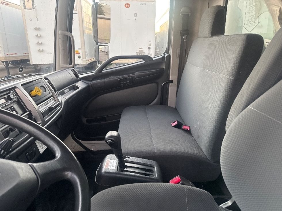 Medium Duty Box Truck-Light and Medium Duty Trucks-Hino-2019-268-Carrollton-TX-154,496\n\t\tmiles-$ 54,500 - Image 19