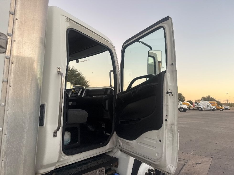 Medium Duty Box Truck-Light and Medium Duty Trucks-Hino-2019-268-Carrollton-TX-154,496\n\t\tmiles-$ 54,500 - Image 20