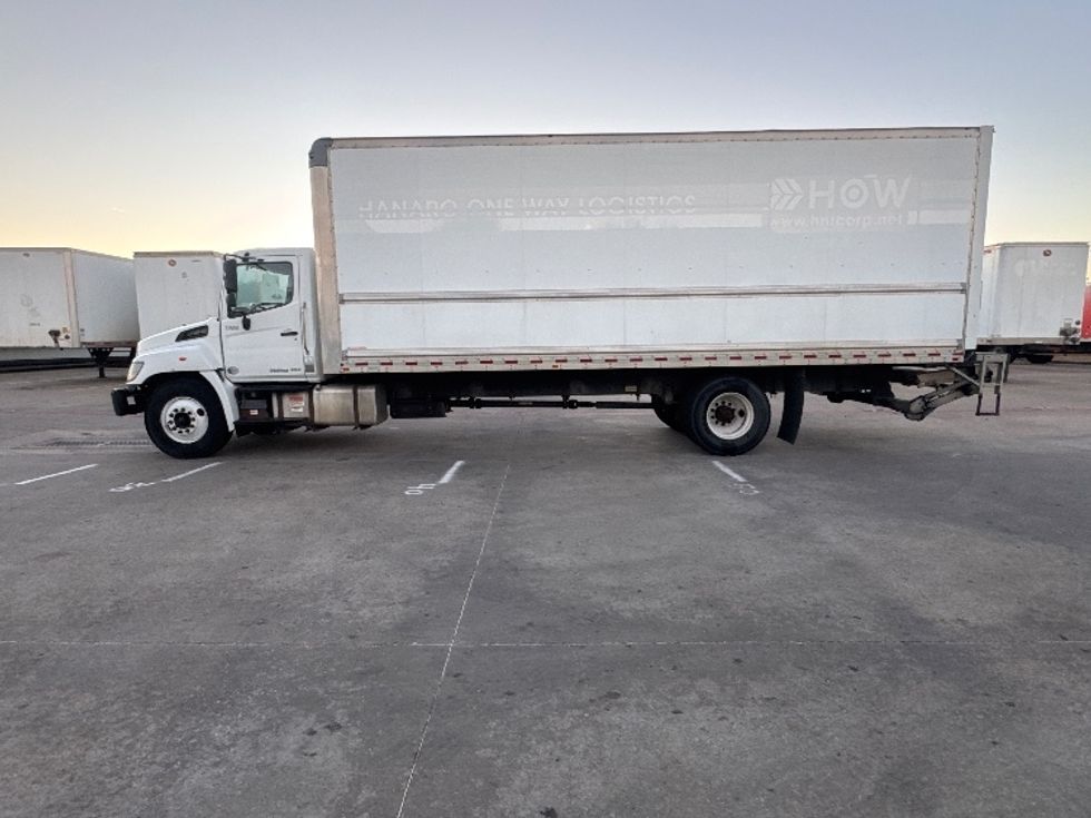 Medium Duty Box Truck-Light and Medium Duty Trucks-Hino-2019-268-Carrollton-TX-154,496\n\t\tmiles-$ 54,500 - Image 4