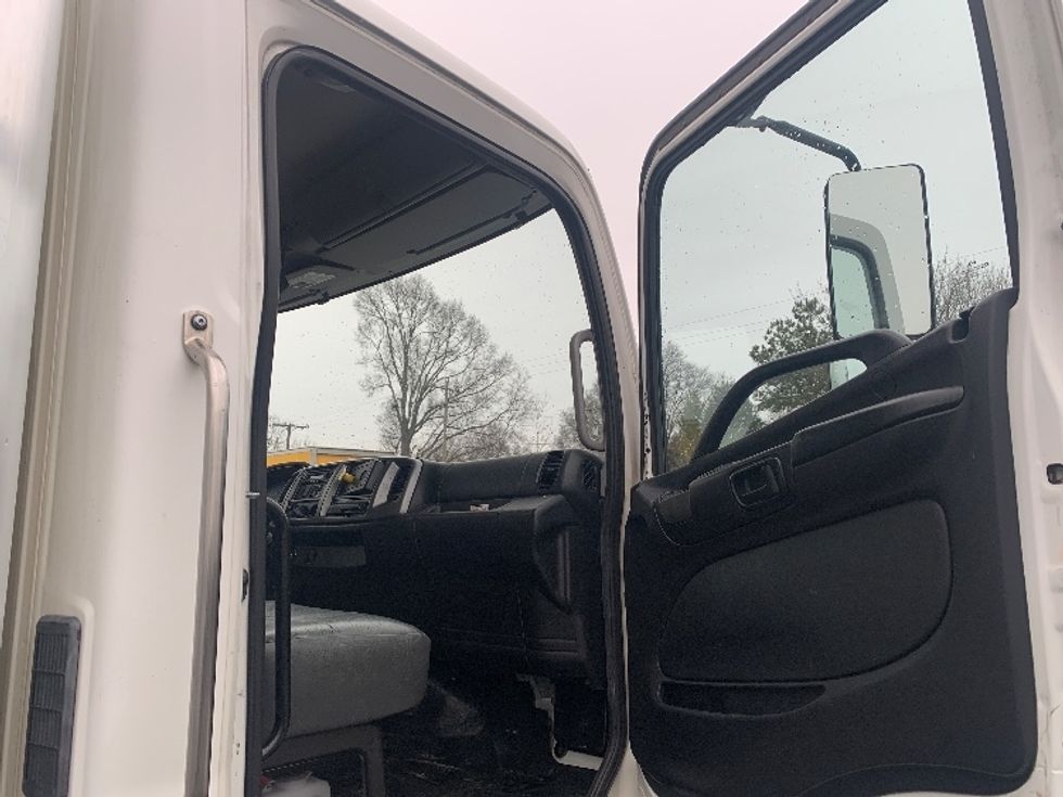 Medium Duty Box Truck-Light and Medium Duty Trucks-Hino-2019-268-Charlotte-NC-185,064\n\t\tmiles-$ 48,250 - Image 20