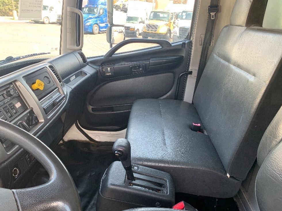 Medium Duty Box Truck-Light and Medium Duty Trucks-Hino-2019-268-Concord-NC-150,995\n\t\tmiles-$ 53,250 - Image 18