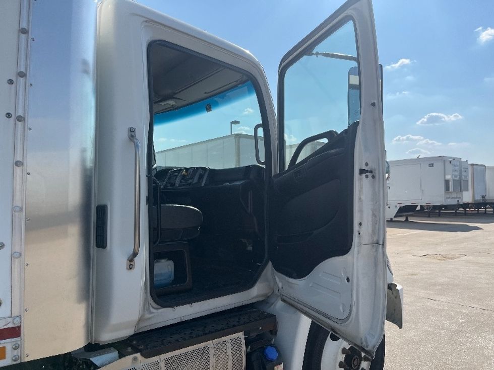 Medium Duty Box Truck-Light and Medium Duty Trucks-Hino-2019-268-Dallas-TX-175,890\n\t\tmiles-$ 51,250 - Image 19