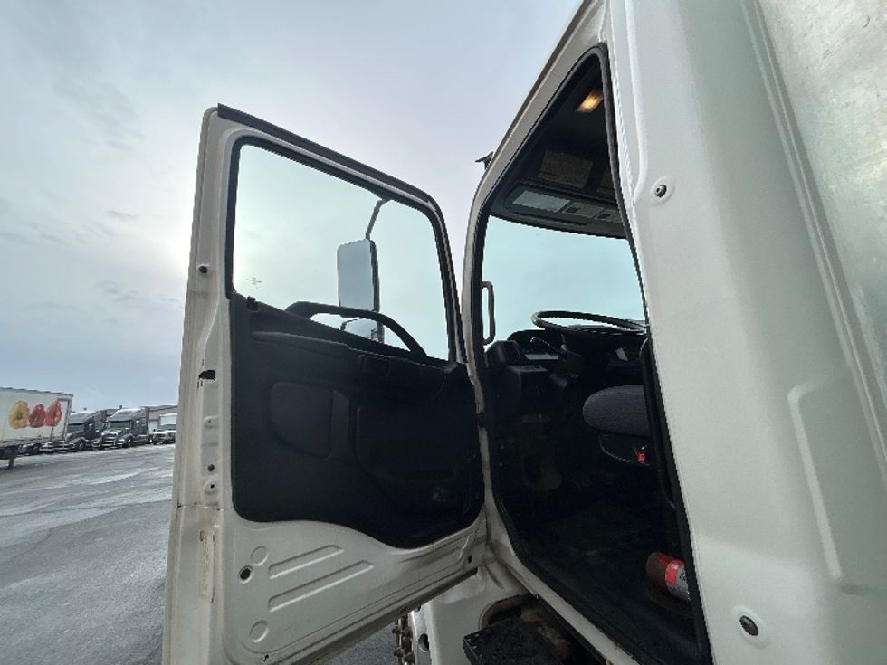 Medium Duty Box Truck-Light and Medium Duty Trucks-Hino-2019-268-Dartmouth-NS-284,960\n\t\tkm-$ 51,500 - Image 17